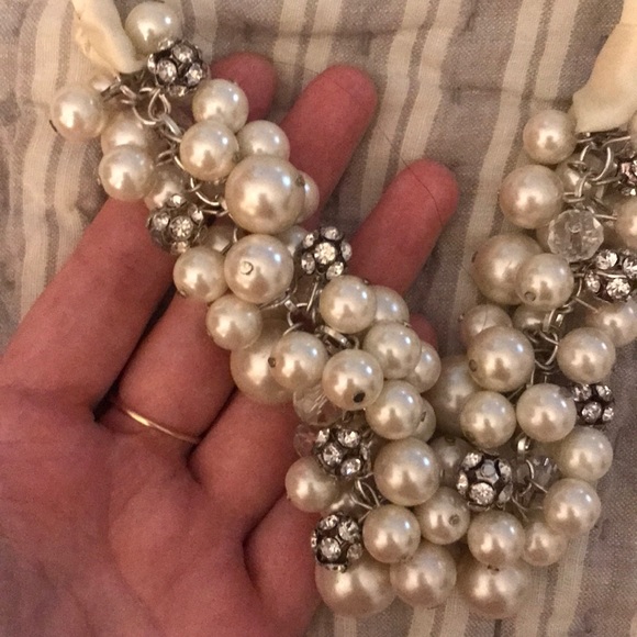 Pearl and sparkles statement necklace - Picture 3 of 3